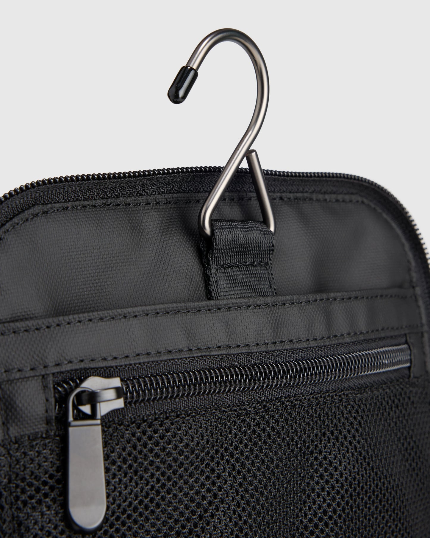 Voyage Nylon Hanging Toiletry Case - One Size / Navy