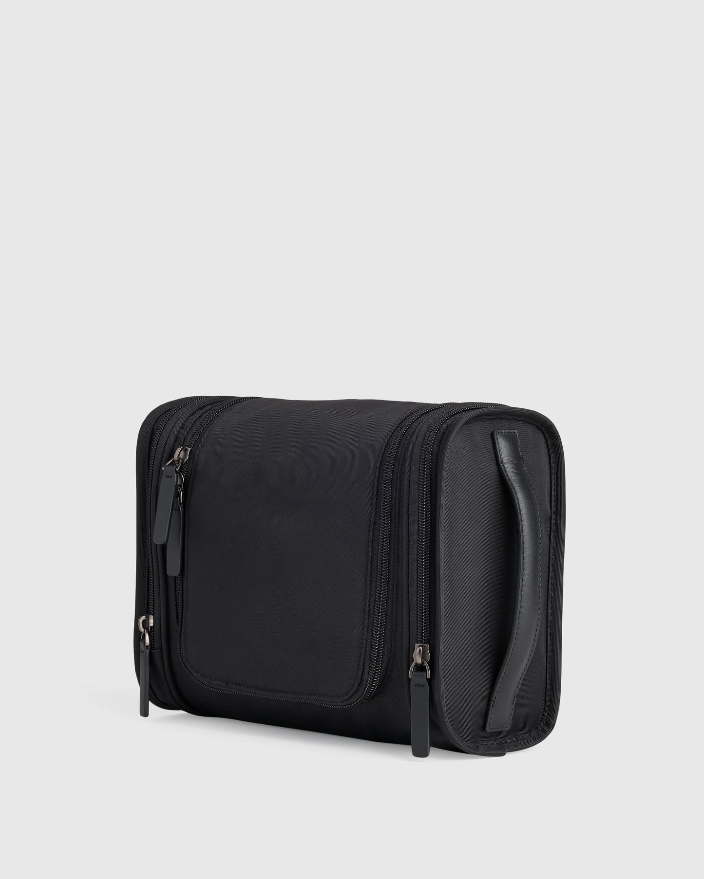 Voyage Nylon Hanging Toiletry Case - One Size / Navy