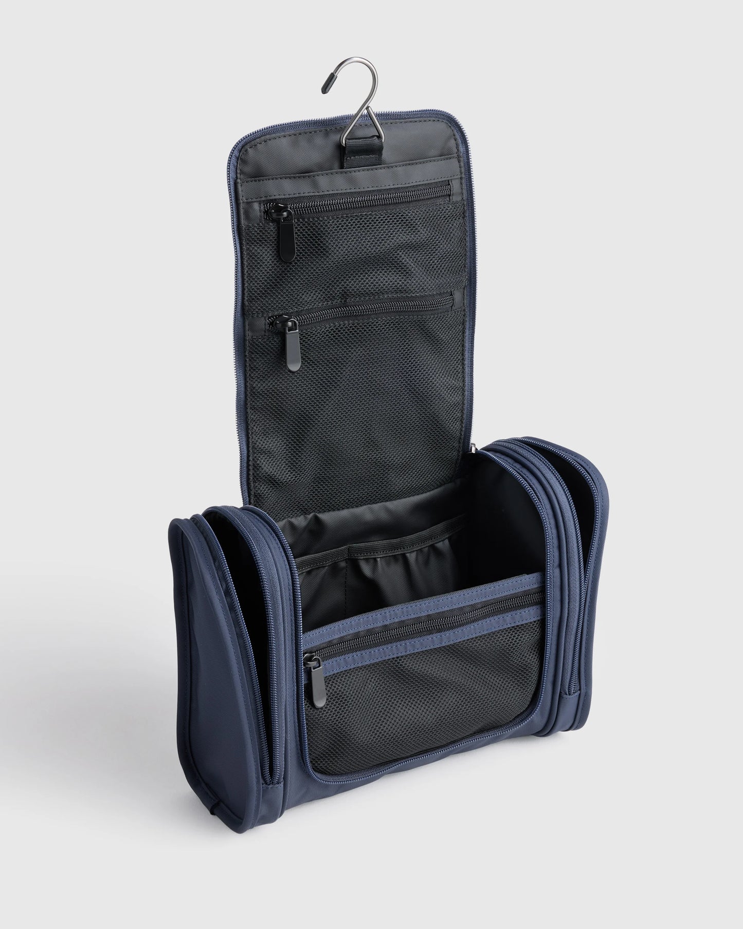 Voyage Nylon Hanging Toiletry Case - One Size / Navy