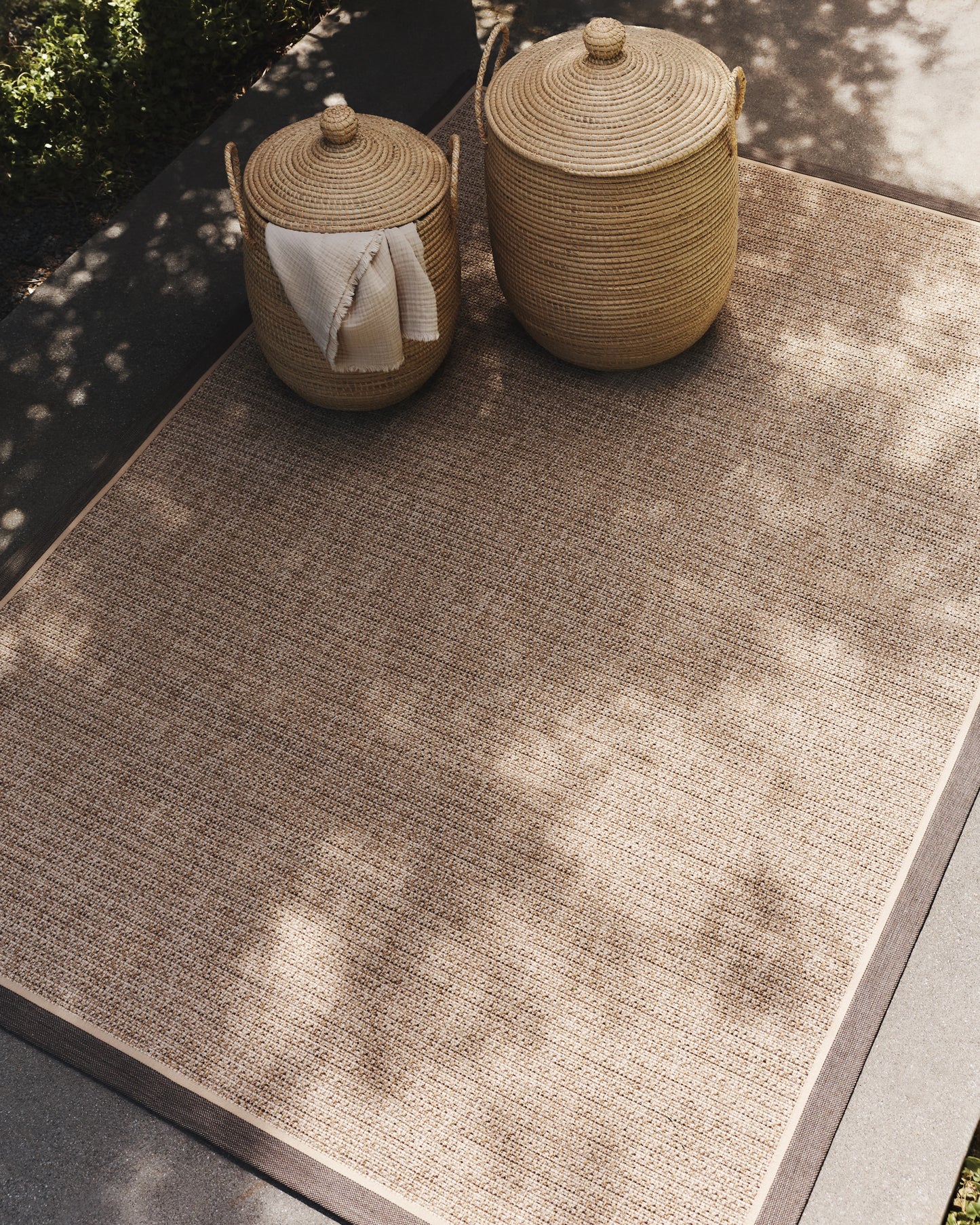 Kitt Indoor/Outdoor Rug - 2' x 4' / Brown/Beige