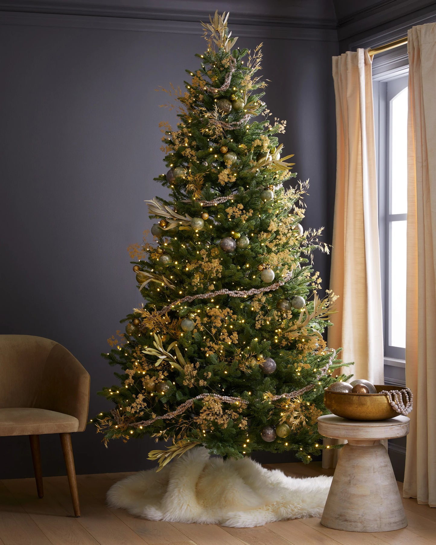 Fraser Fir Christmas Tree: Unlit - 6.5' / Forest Green