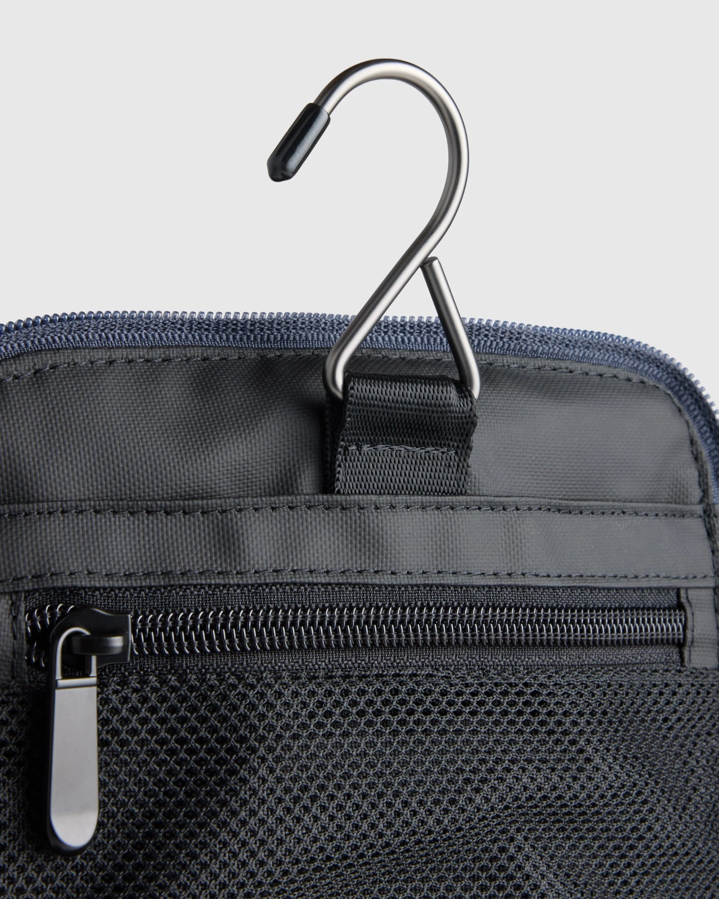 Voyage Nylon Hanging Toiletry Case - One Size / Navy